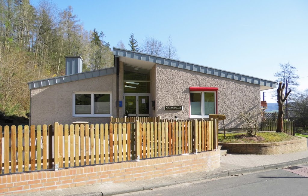 "Villa Kunterbunt" - Gemeindekindergarten (Eingang) - Meinhard-Grebendorf Bergstraße 1 by Gunther Falchner