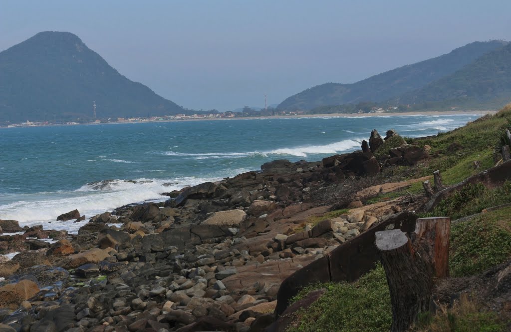 Morro das Pedras e Praia da Armação ao fundo, Florianópolis, SC, Brasil by Zenório Piana