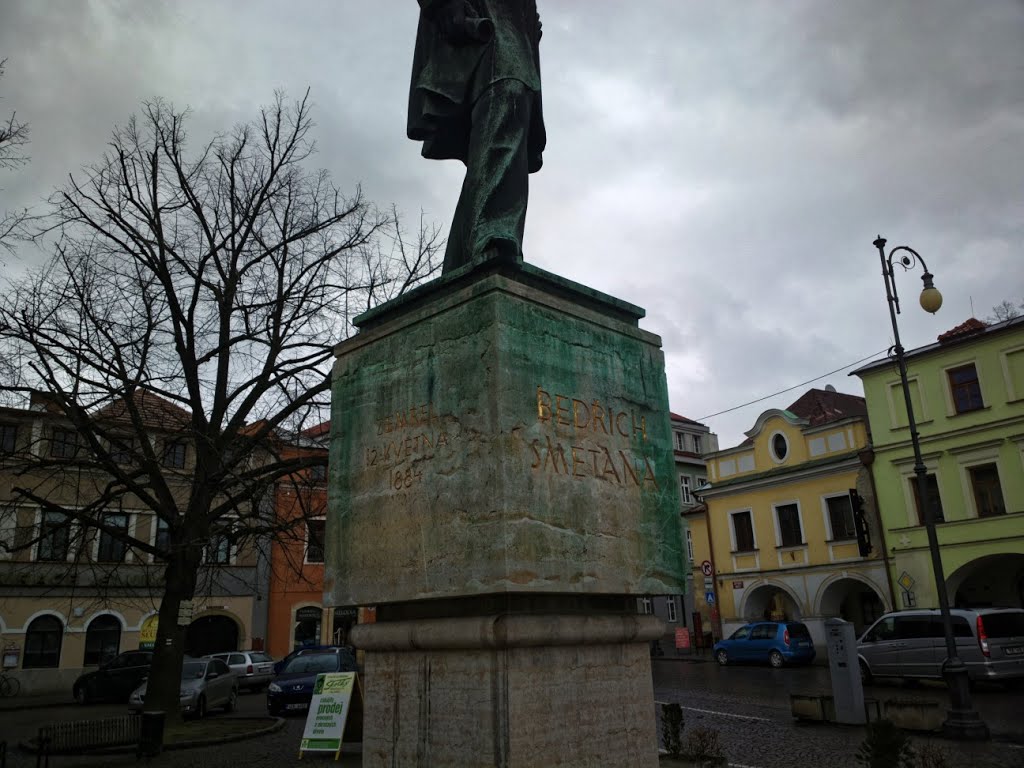 Litomyšl – Smetanovo náměstí - View NNE & Up on Bedřich Smetana Statue 1924 by Jan Josef Štursa by txllxt TxllxT