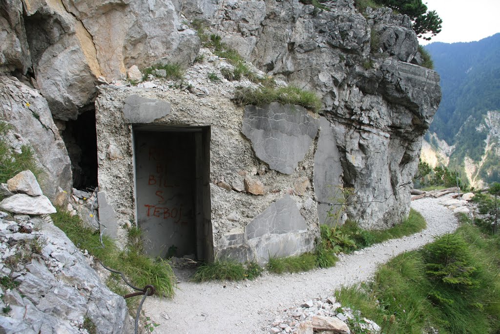 Bunker iz 2. svetovne vojne ob Bornovi poti by pskusek