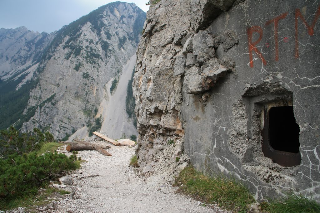 Bunker iz 2. svetovne vojne ob Bornovi poti by pskusek