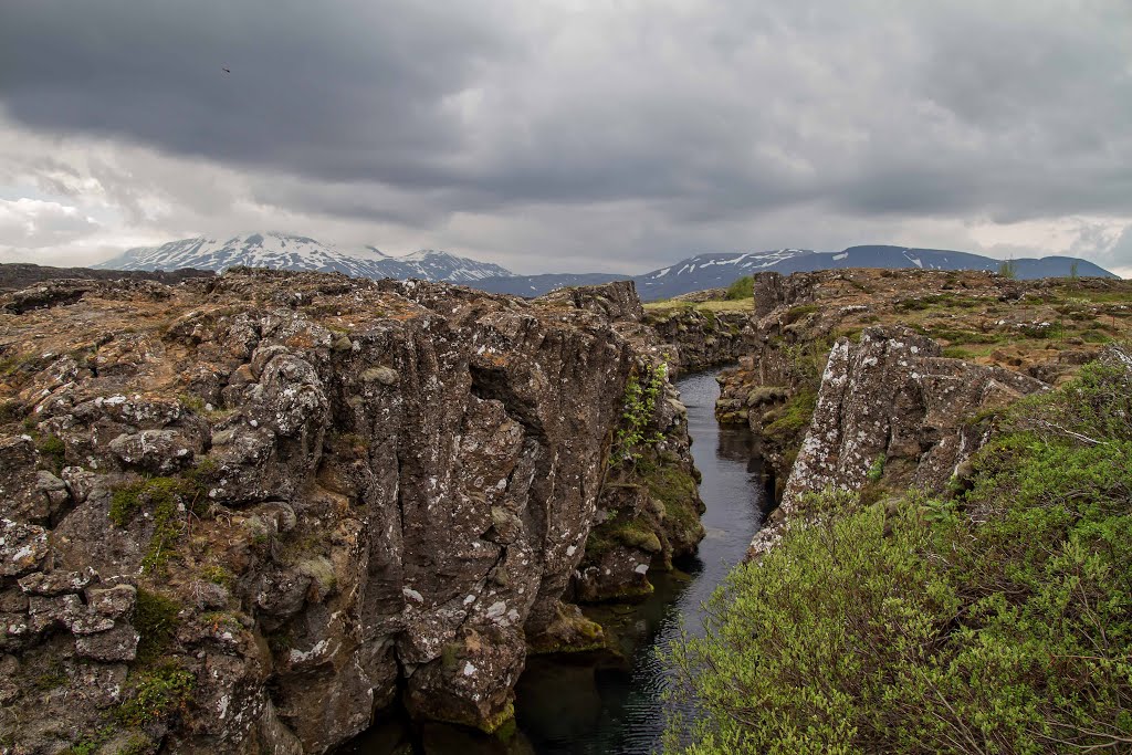 Thingvellir - Fissure avec Botnssúlur et Ármannsfell en arrière-plan by Jean-Pierre Casseron