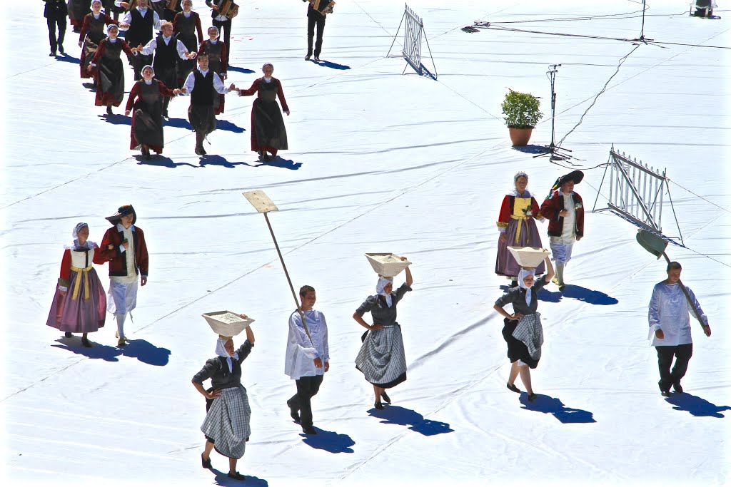 Lorient: Grande Parade Festival Interceltique 2015 by lionel dupin