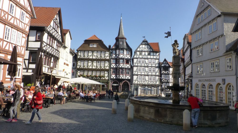 Der Fritzlarer Marktplatz mit dem Rolandbrunnen by Helmut Garnjost