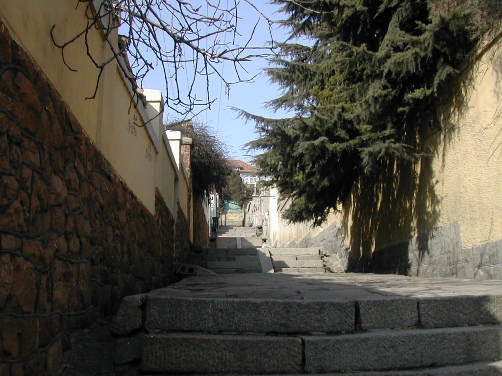 The alley of Qingdao, Jan.2003 by Takao Takenouchi