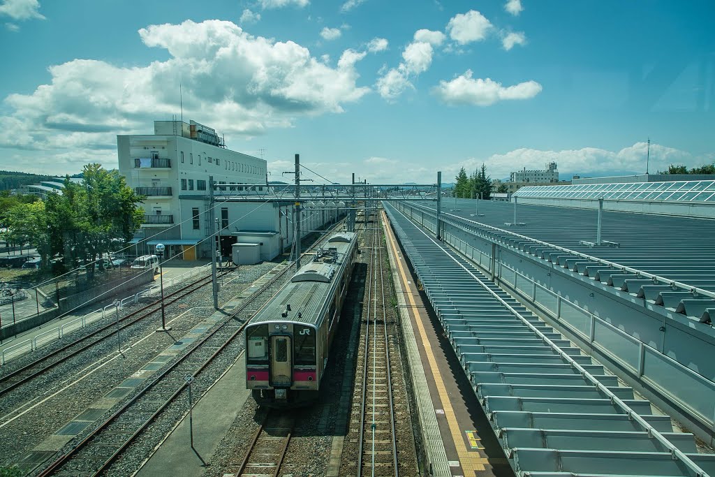 新庄駅ホーム風景　JR山形新幹線・奥羽本線・陸羽西線（奥の細道最上川ライン）・陸羽東線（奥の細道湯けむりライン）　山形県庄内市 by 犬山にゃん太郎