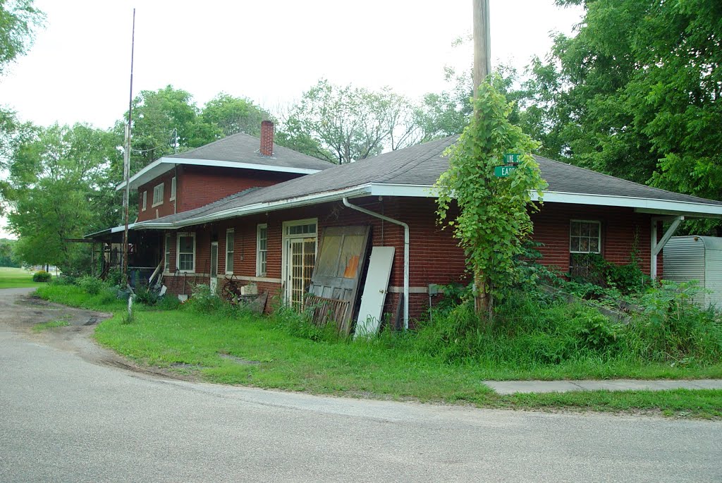 Former Waterloo, Cedar Falls & Northern depot at Brandon, Iowa by illinichip