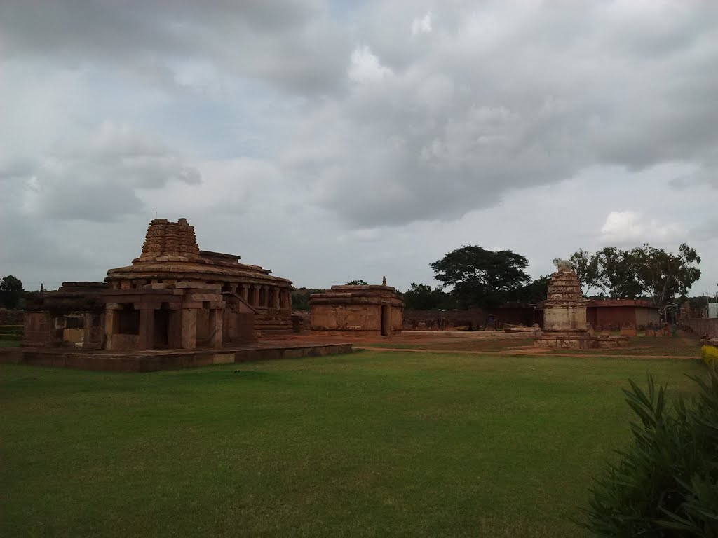 Aihole, Karnataka 587124, India by sarveshbs