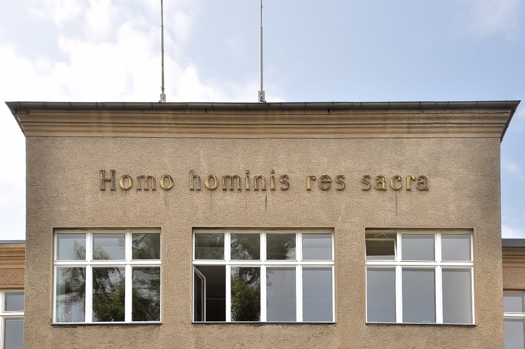 Seneca quote "Homo hominis res sacra" ("Man is a sacred thing") at facade of former building of neurological clinic of Brain Research Institute by IPAAT