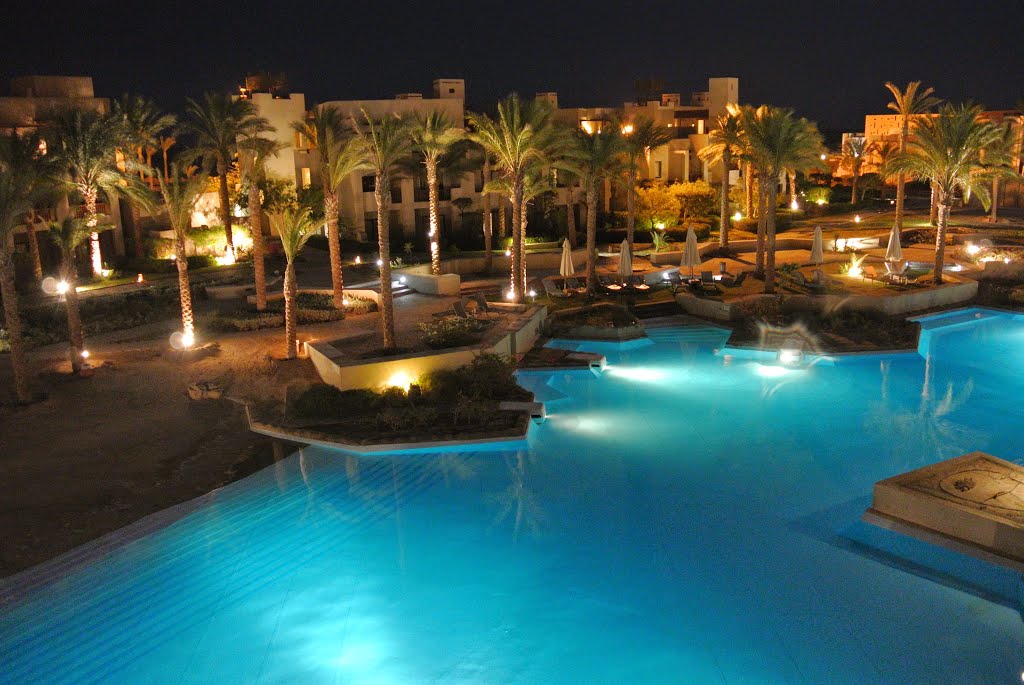 Crowne Plaza Sahara Sands & Oasis at night by Jaroslav Sedlář