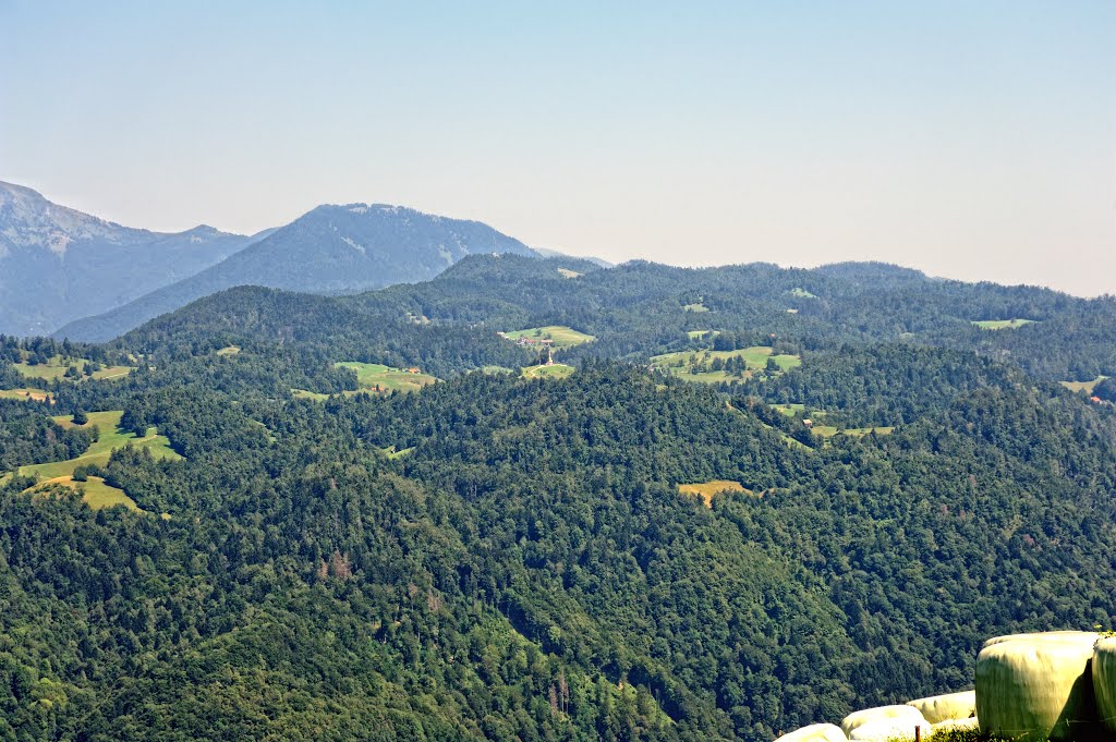 Pogled s Širokega na Šentviško planoto, v ozadju Kojca, v sredini cerkev v Ponikvah by Valter Erzetič New