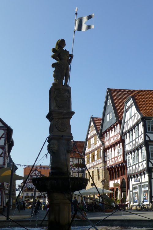 Rolandbrunnen in Fritzlar by Helmut Garnjost