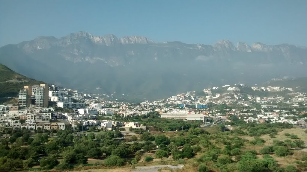 Las montañas del Sur de Monterrey vistas desde el piso 12 del Novotel Monterrey. by speedy knife