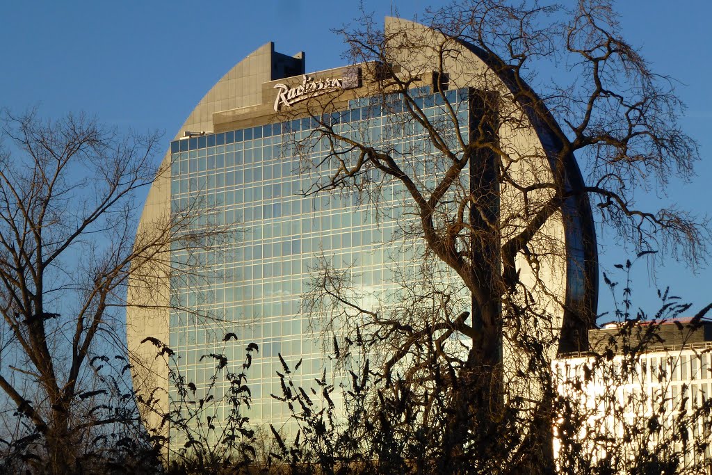 Frankfurt-Bockenheim: Radisson-Hotel. In French Noisy-Le-Grand they call these houses "Camemberts" by Jürgen Weighardt