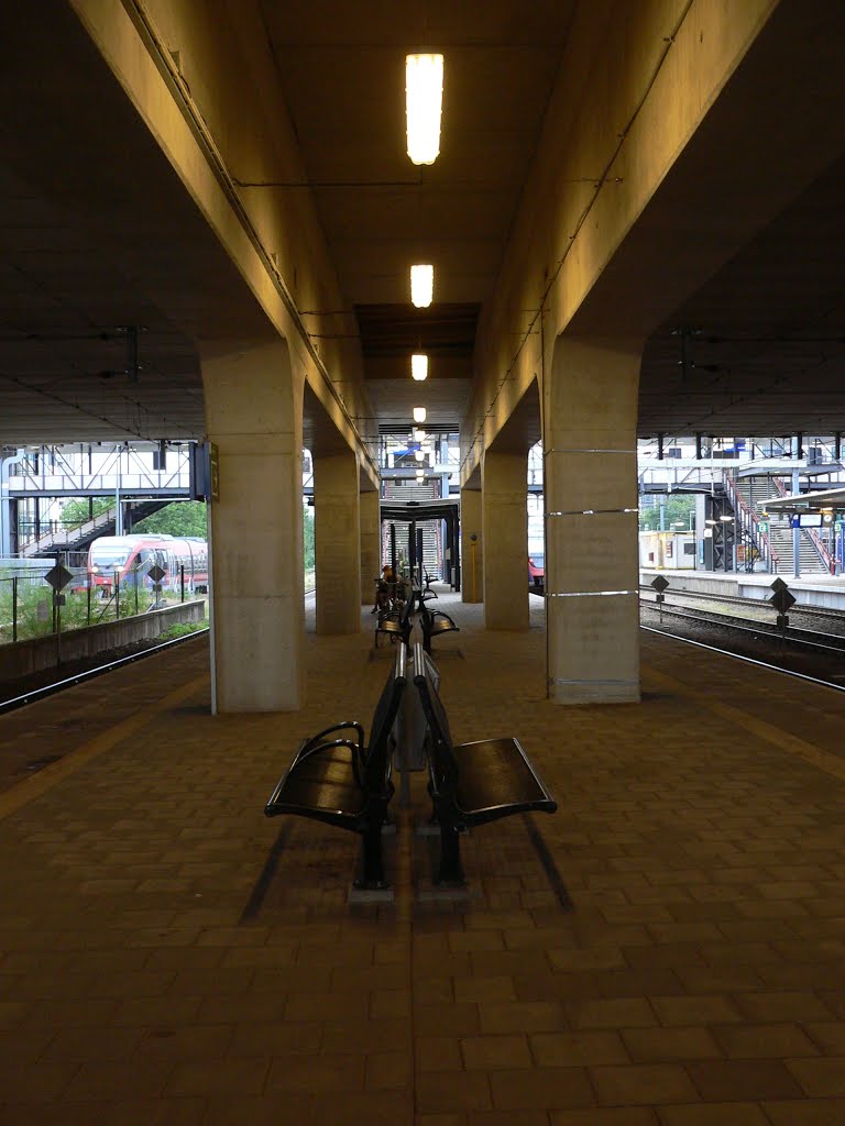 HEERLEN HBF zicht van-onder de maan-overkapping by walterskrutser