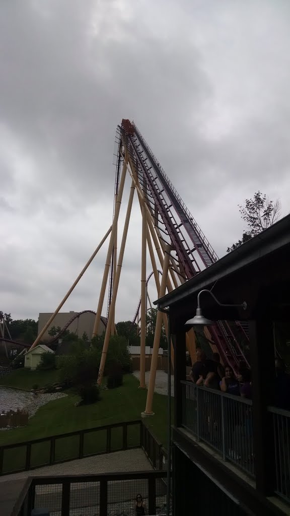 Diamondback Lift Hill At King's Island by thewatsons