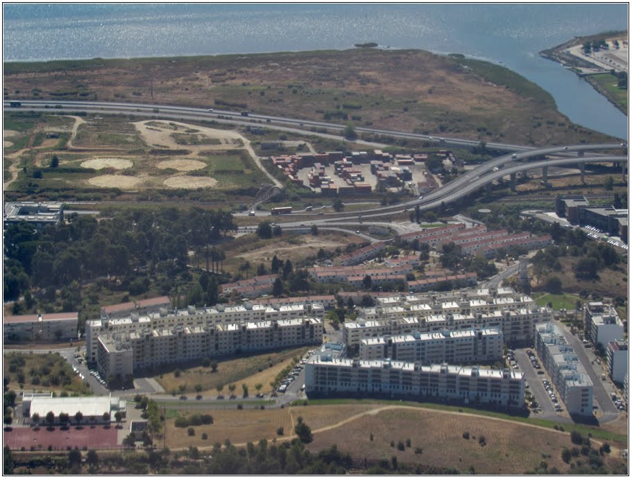 Vista para a Bobadela - Urbanização da Parreirinha e Bairro da Petrogal by André Barragon