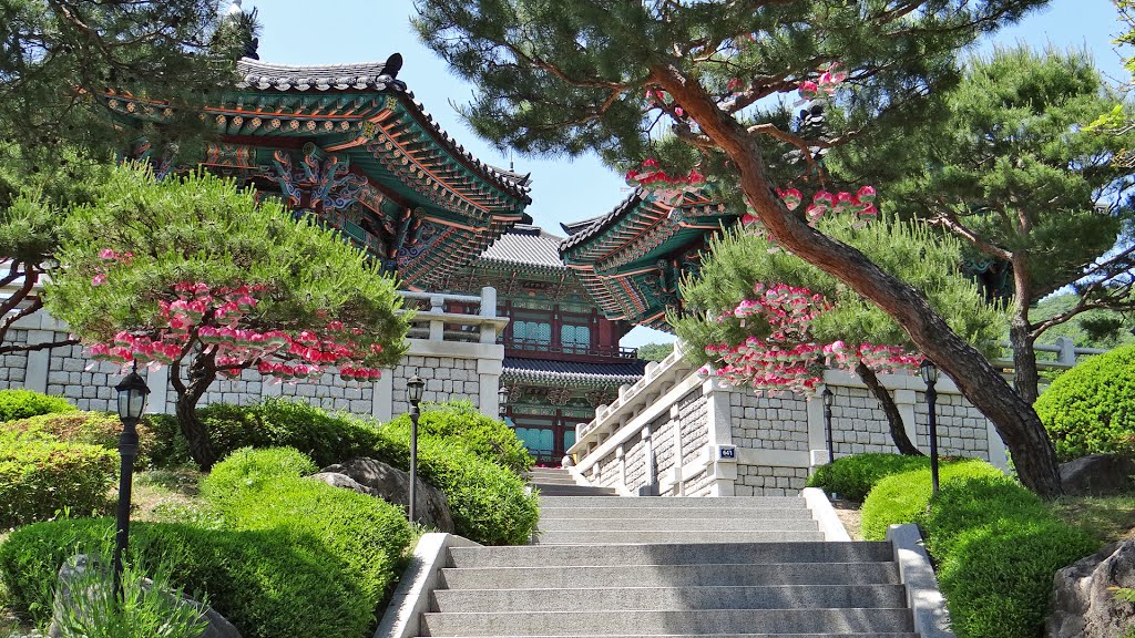 Botapsa in Jincheon, a relatively new temple completed in 1992, is built on the site long thought to have been one of the largest temples established during the three Kingdoms and Goryeo periods. Botapsa recently built a three-story wooden Dharma Hall, known as the Great Pagoda for National Unification, without nails in the tradition of the three Kingdoms period. by steve46814