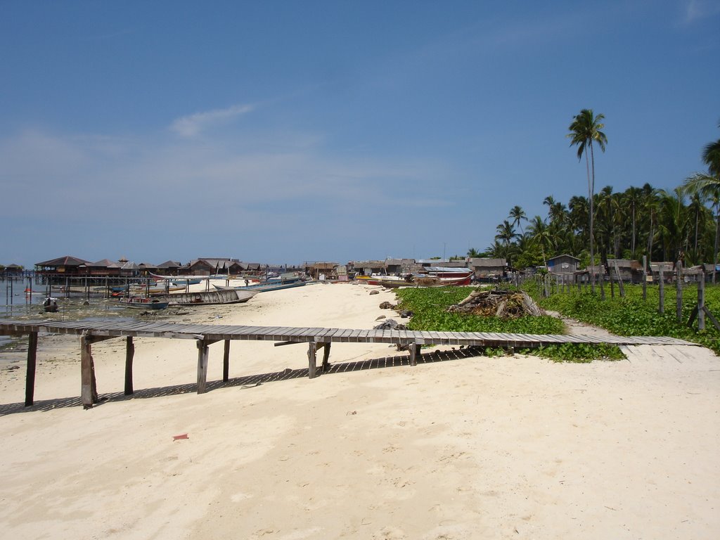 Mabul Island - North facing beach by fillupmaz