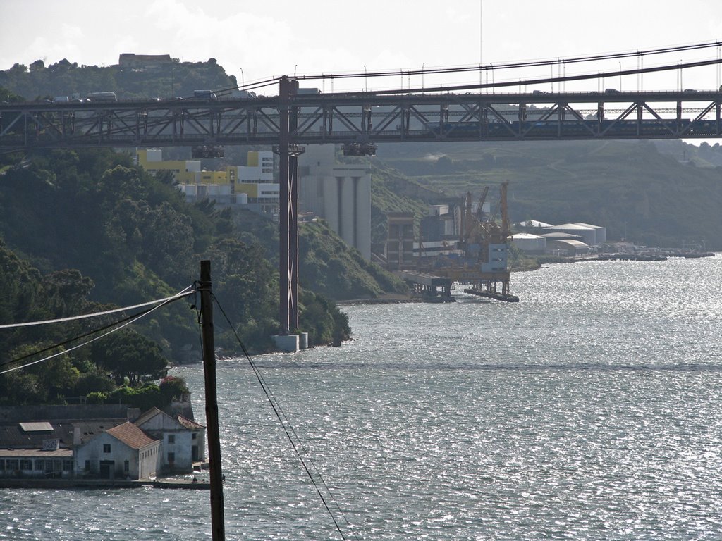 Rio Tejo e Ponte 25 de Abril by André Barragon