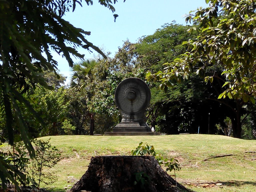 The Thammachak Stone at Wat Phrathart Na Doon by pr8ngkiet