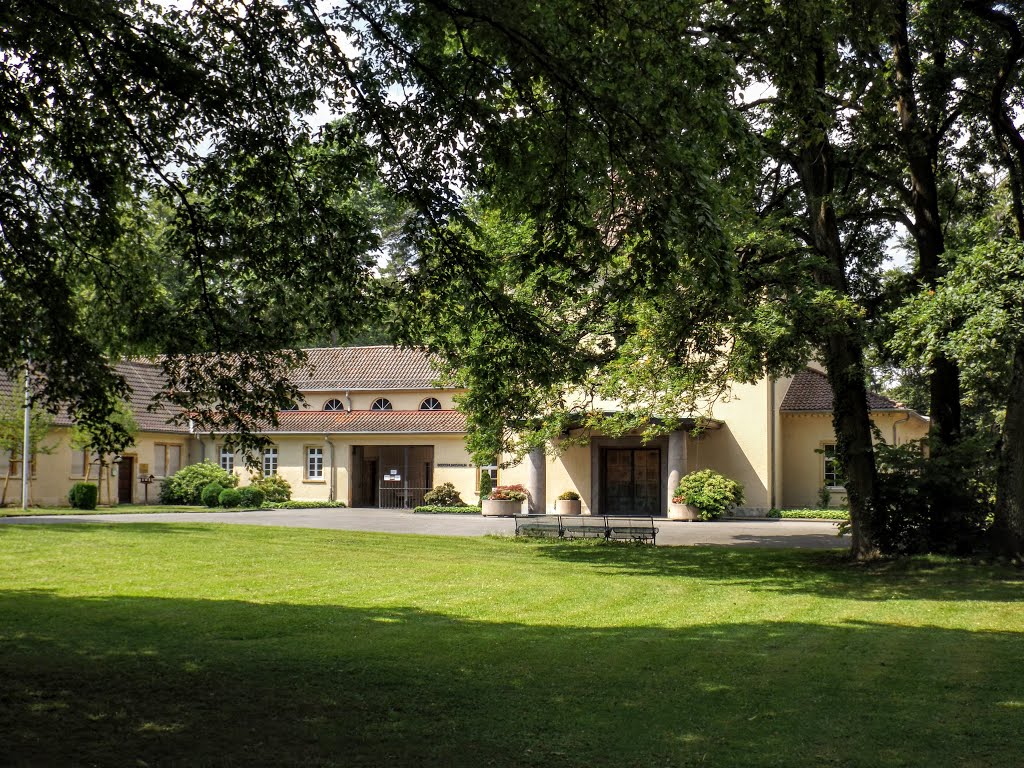 Waldfriedhof Stuttgart-Hesslach by Kurdo Kolenko