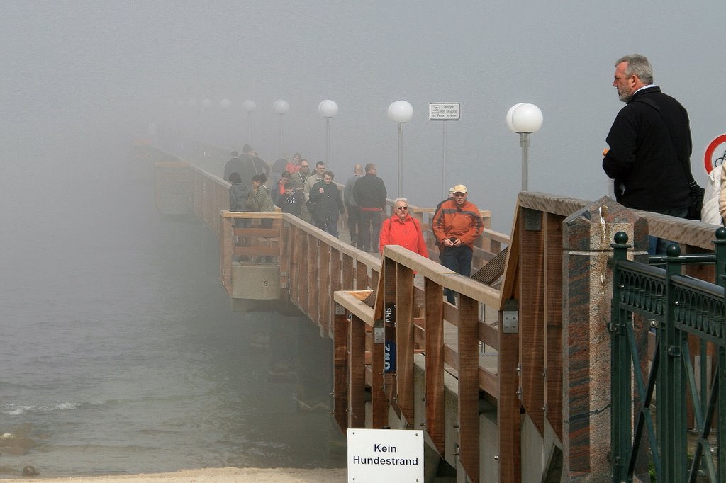 Seebrücke Kühlungsborn im Nebelschleier by jonnyschreier