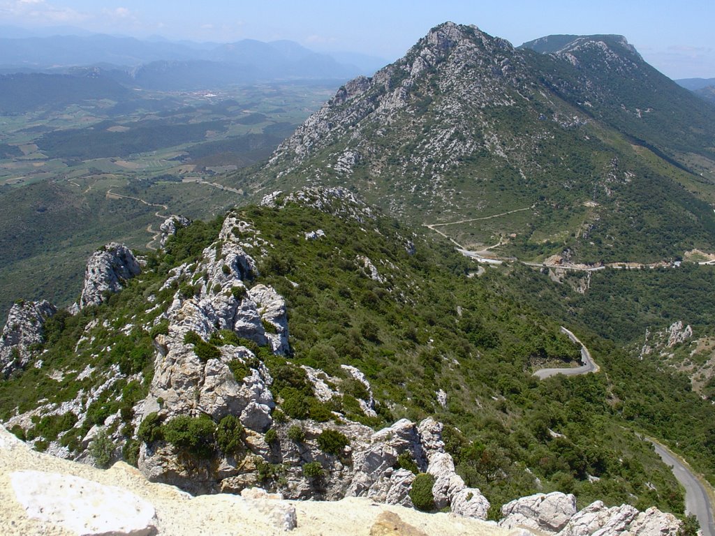 Frankreich_Languedoc-Roussillon_am Zugang z. Château de Quéribus_Blick Richtung Westen by Elmokula