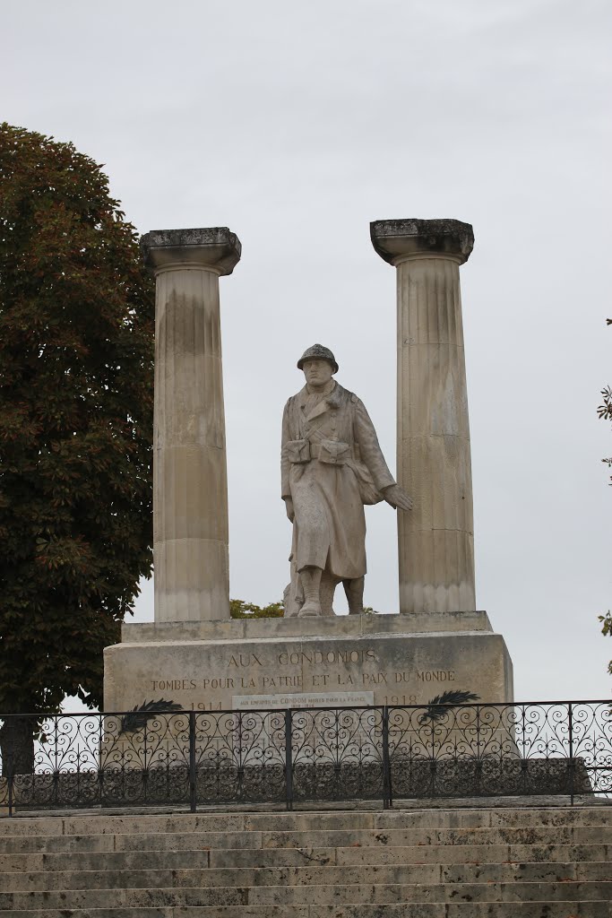 Condom - Monument aux Morts by Michel Viard