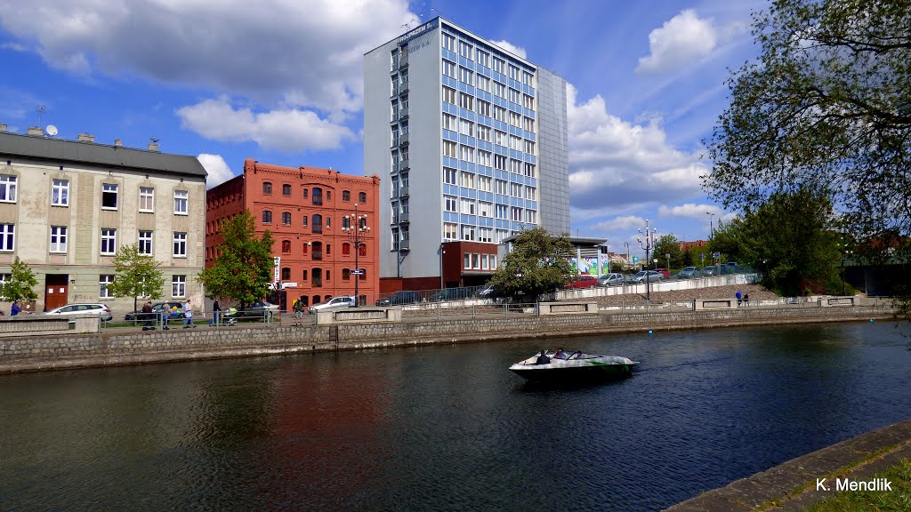 Widok z Rybiego Rynku na Stary Port. Bydgoszcz, Polska by Kazimierz Mendlik