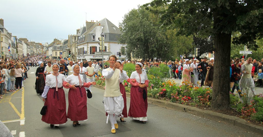 Concarneau: Festival des Filets Bleus 2015 Triomphe des Sonneurs by lionel dupin