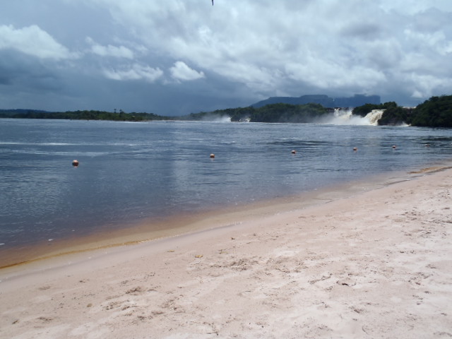 Laguna de Canaima by Roberto Acosta