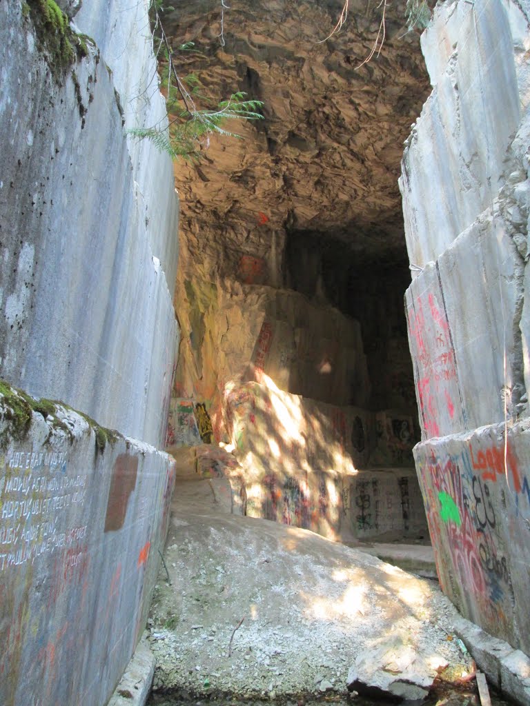 Peering inside Marblehead Quarry by kuschk