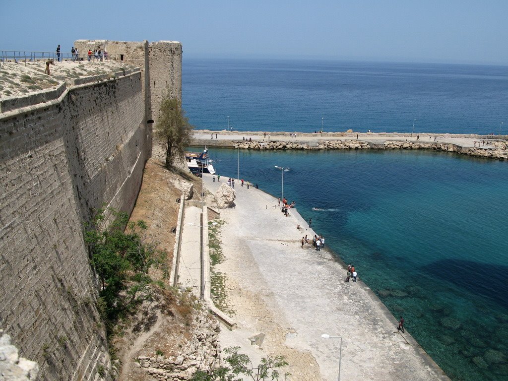 Castle ruins at Kyrenia by wybell