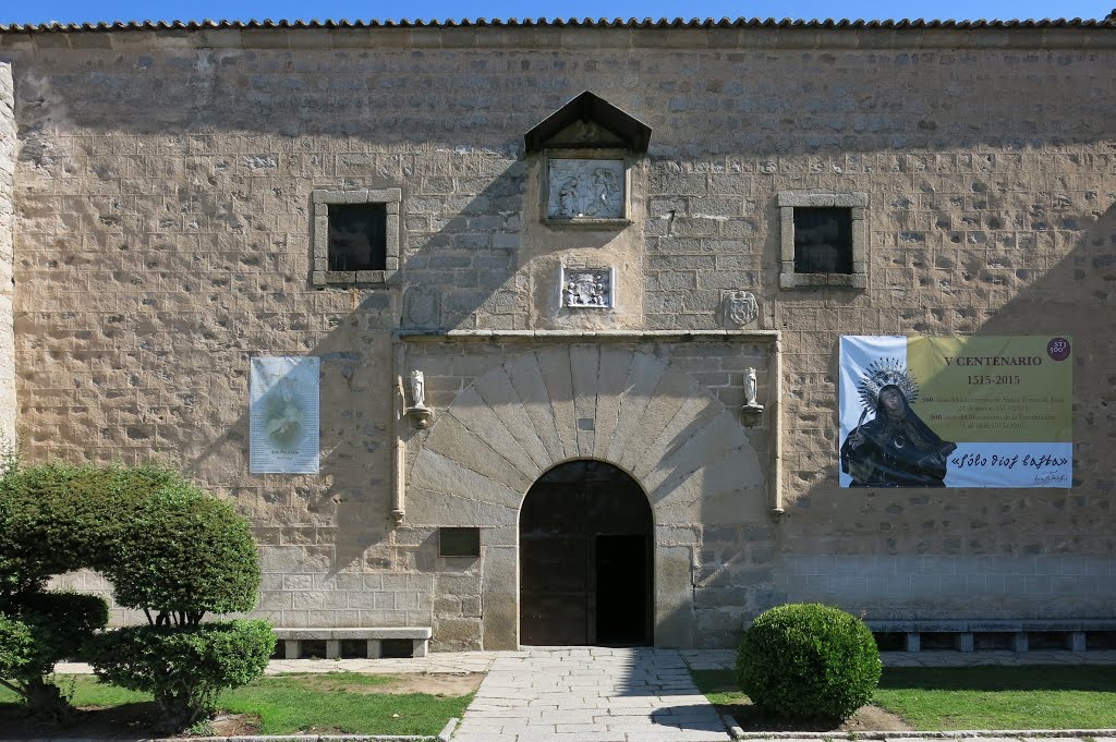 Ávila, Kloster la Encarnación, Anfang 16.Jh., Zugang zur Kirche mit Rundbogenportal und ausgeprägten Keilsteinen, abulensischer Renaissancestil by Günther Bogensberger