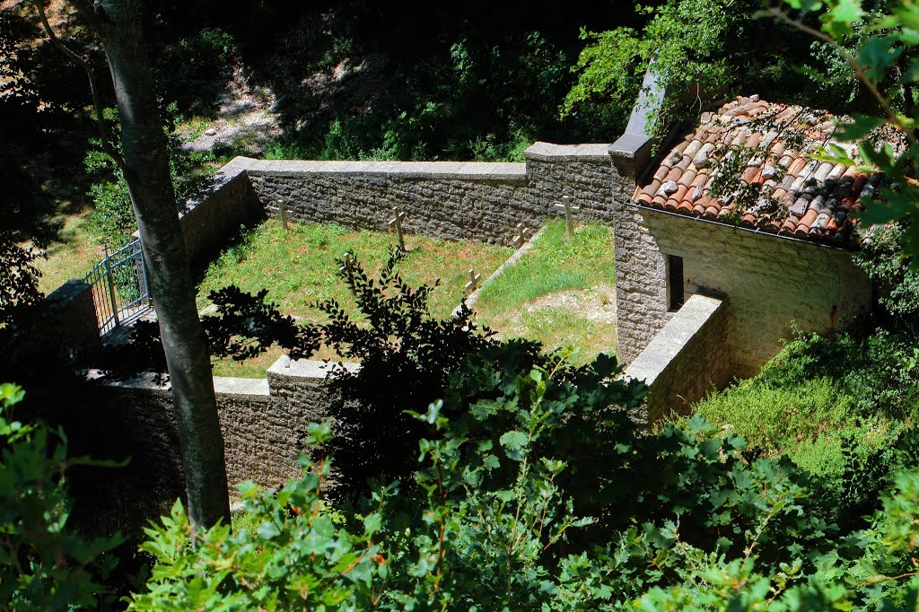 L'antico camposanto cei camaldolesi di Fonta Avellana by Paolo Lazzarini