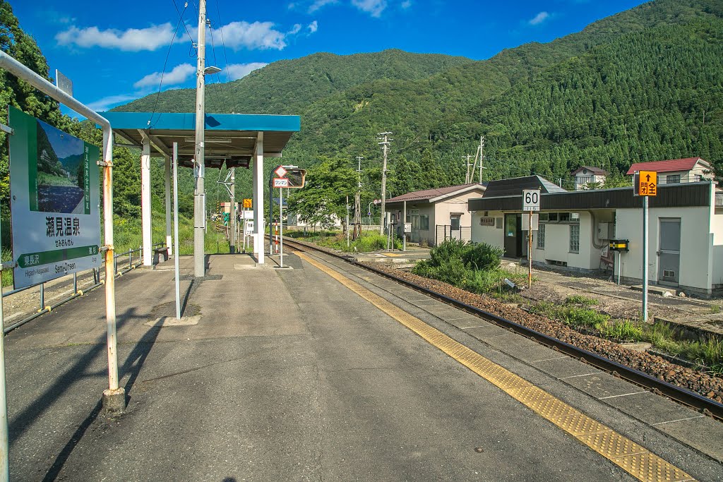 瀬見温泉（せみおんせん）駅　ホームと駅舎　JR陸羽東線（奥の細道湯けむりライン）　山形県最上町 by 犬山にゃん太郎