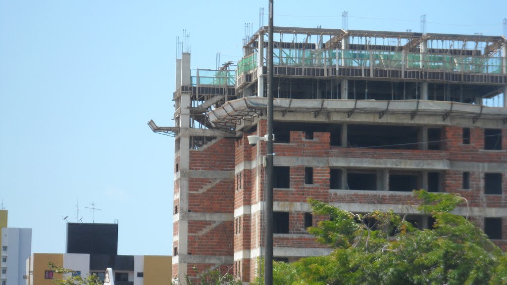 Rua Derlópidas Gomes. A Construção. Bairro dos Bancários, João Pessoa PB.. by Ben Hur Brito