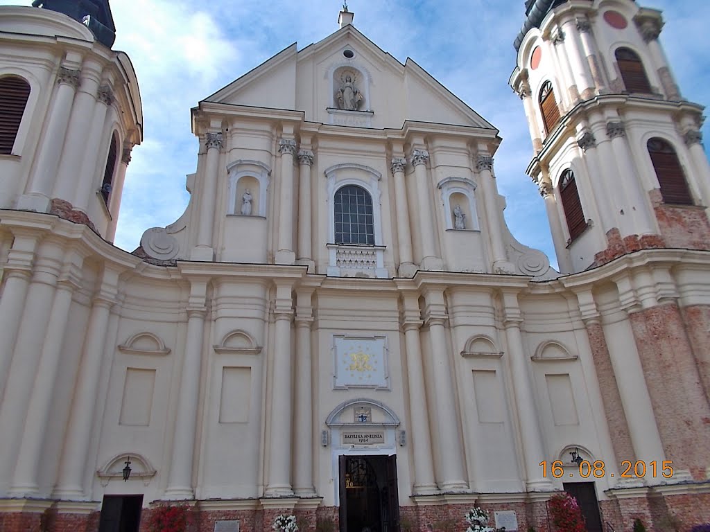 Sanktuarium Matki Bożej Leśniańskiej - parafia św.Piotra i Pawła oraz Klasztor Ojców Paulinów przy ul.Biskupa K.Moszyńskiego w Leśnej Podlaskiej - fronton by Janusz B