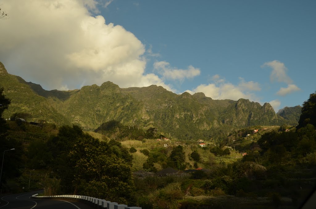 Route entre Sao Vicente & le Col de l'Encumeada (Madère) by jasonvy7