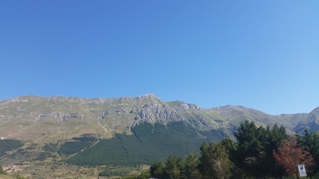 Pizzo Cefalone visto dalla A24 Est by Edoardo Oliveri