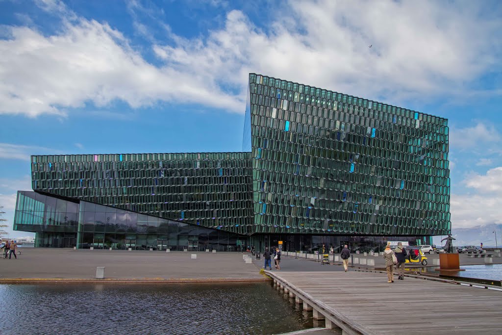 Reykjavík - Harpa : entrée (façade sud) by Jean-Pierre Casseron