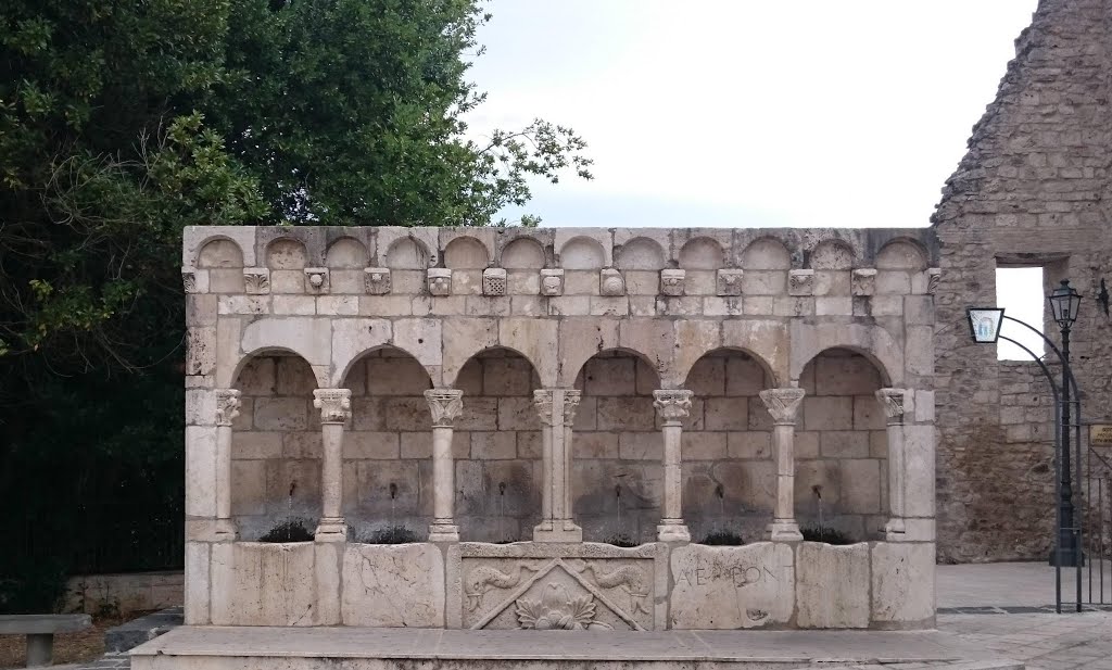 Isernia, Fontana della Fraterna by Vladyslav Savytskyy