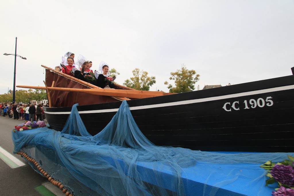 Concarneau: Festival des Filets Bleus Grande Parade Reine du festival by lionel dupin