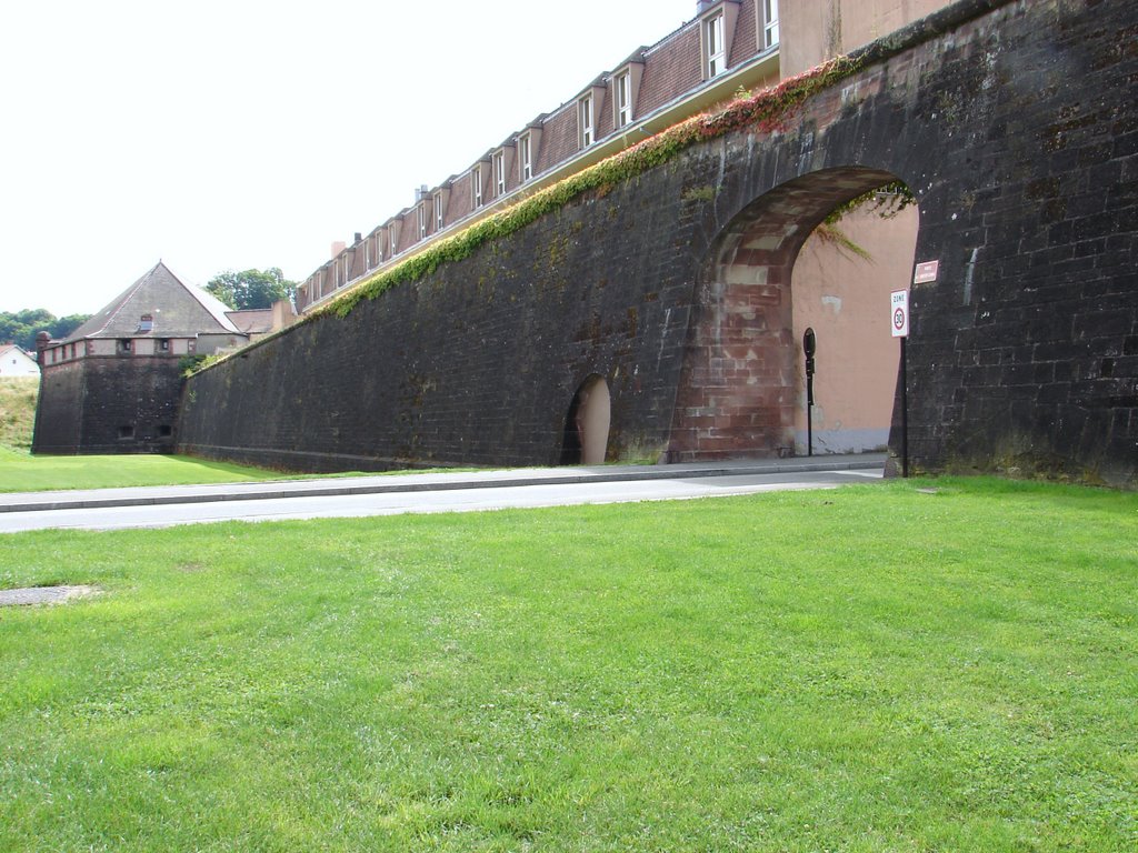 PORTE DE L'ANCIEN CANAL (au fond, la Tour 27) by Séquane