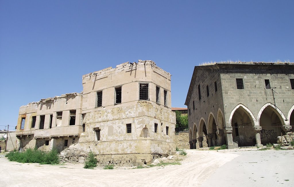 Niğde, Rum Ortodoks Kilisesi ve Taş Yapı Ev by Kasım OKTAY