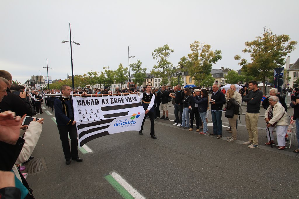 Concarneau: Festival des Filets Bleus Grande Parade by lionel dupin