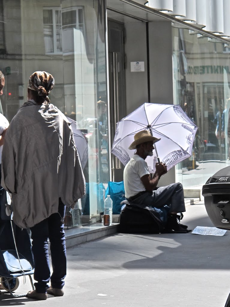 Paris - les mendiants ont besoin aussi du confort bourgeois 2 by Damir D