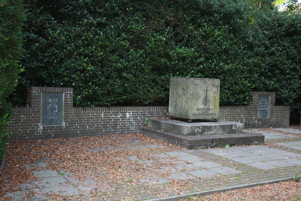 Ehrenmal im Offizierspark Voerde by Jörg Gernand