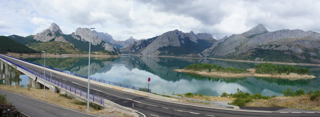 Panorámica alrededores Riaño. by La Casa del Chiflón